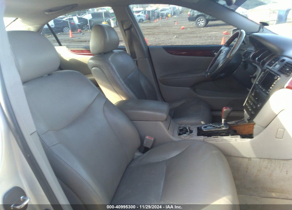 2002 LEXUS ES 300 VIN: JTHBF30GX20027777