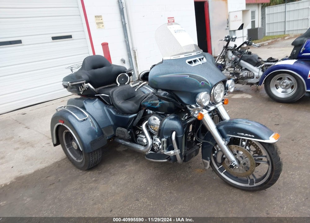 2015 HARLEY-DAVIDSON FLHTCUTG TRI GLIDE ULTRA VIN: 1HD1MAL16FB851587