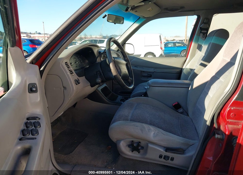 2000 FORD EXPLORER XLT VIN: 1FMZU83P7YZA57334