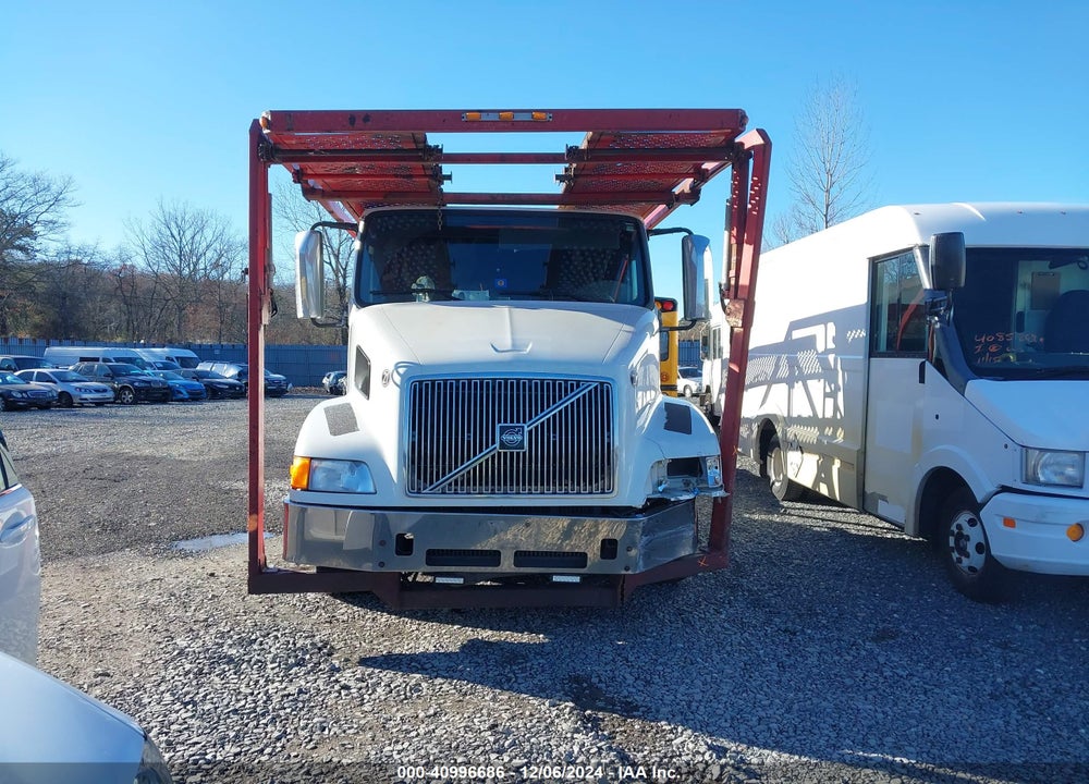 2000 VOLVO VN VIN: 4V5ND5RH7YN240256