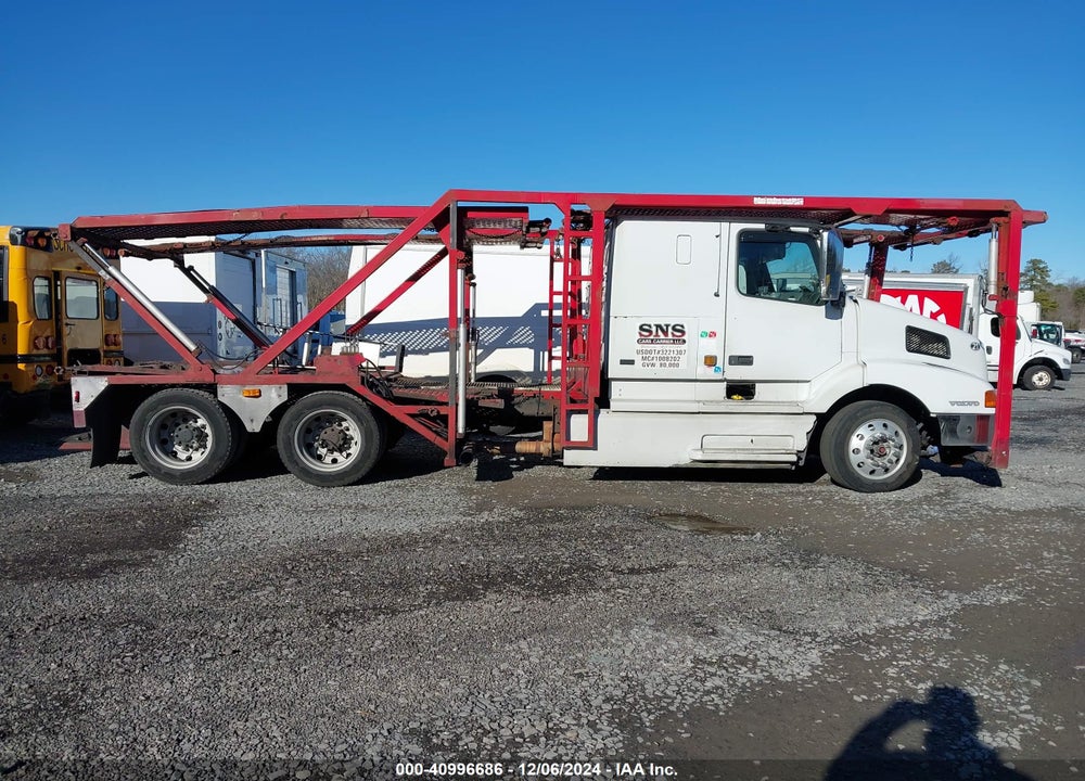 2000 VOLVO VN VIN: 4V5ND5RH7YN240256