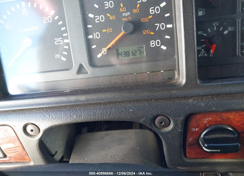 2000 VOLVO VN VIN: 4V5ND5RH7YN240256