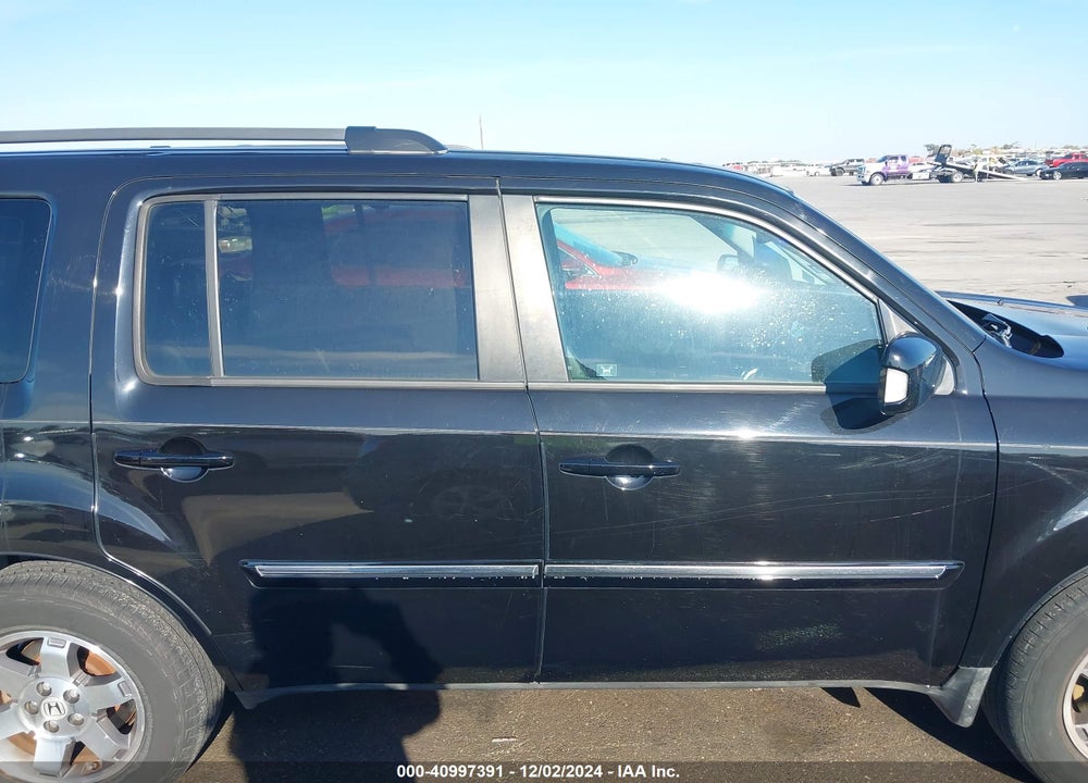 2011 HONDA PILOT TOURING VIN: 5FNYF4H98BB090496