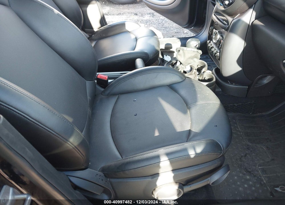 2016 MINI COUNTRYMAN COOPER S VIN: WMWZC5C57GWU00239