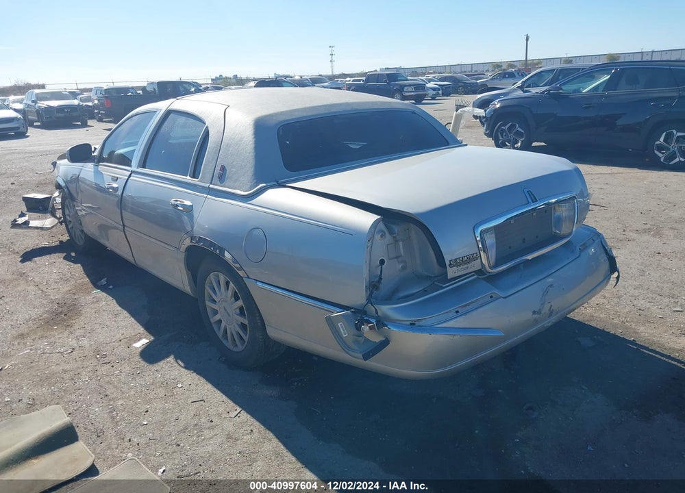 2007 LINCOLN TOWN CAR SIGNATURE VIN: 1LNHM81W97Y623780