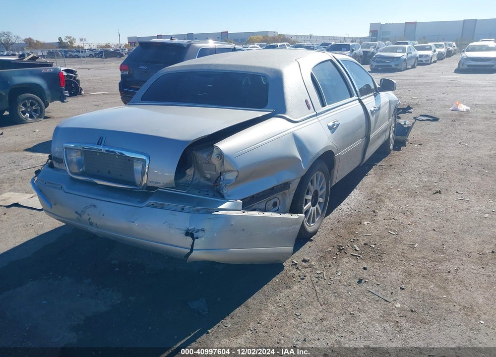 2007 LINCOLN TOWN CAR SIGNATURE VIN: 1LNHM81W97Y623780