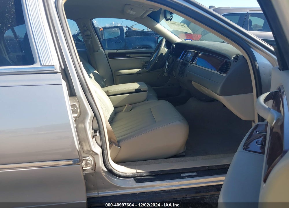 2007 LINCOLN TOWN CAR SIGNATURE VIN: 1LNHM81W97Y623780