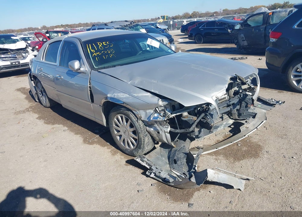 2007 LINCOLN TOWN CAR SIGNATURE VIN: 1LNHM81W97Y623780