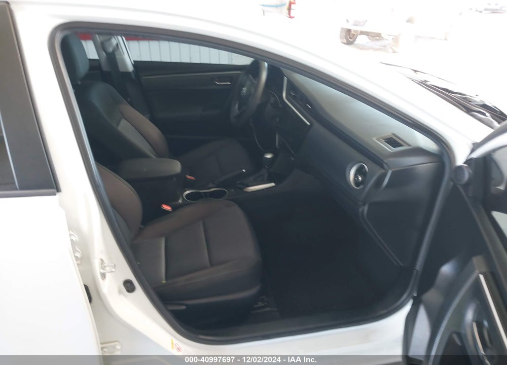 2018 TOYOTA COROLLA LE VIN: 5YFBURHE4JP802656