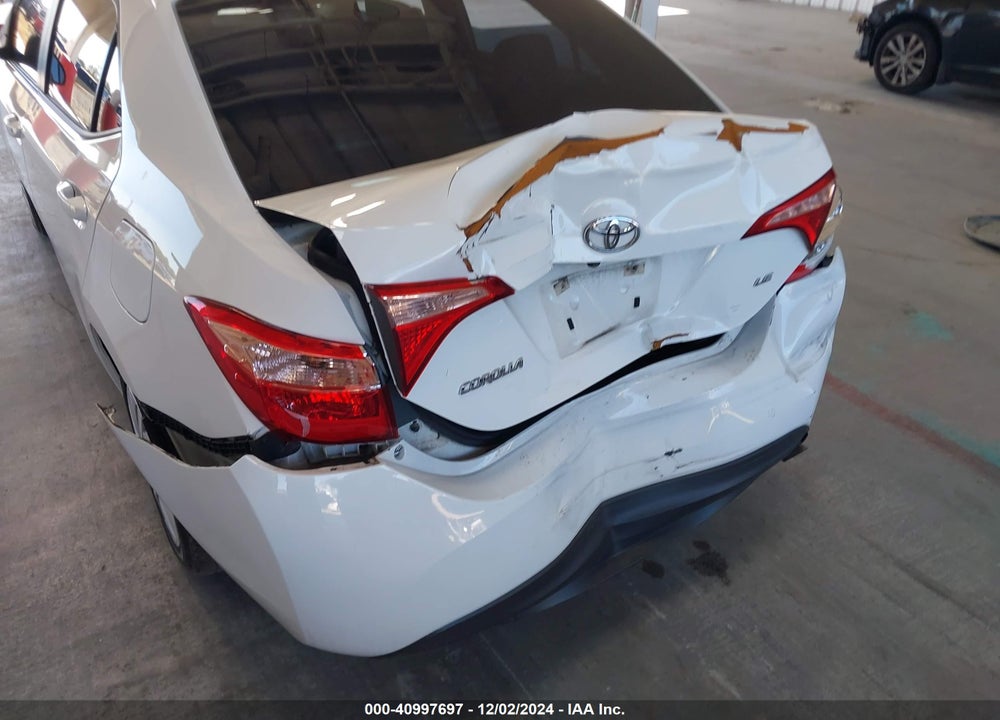 2018 TOYOTA COROLLA LE VIN: 5YFBURHE4JP802656