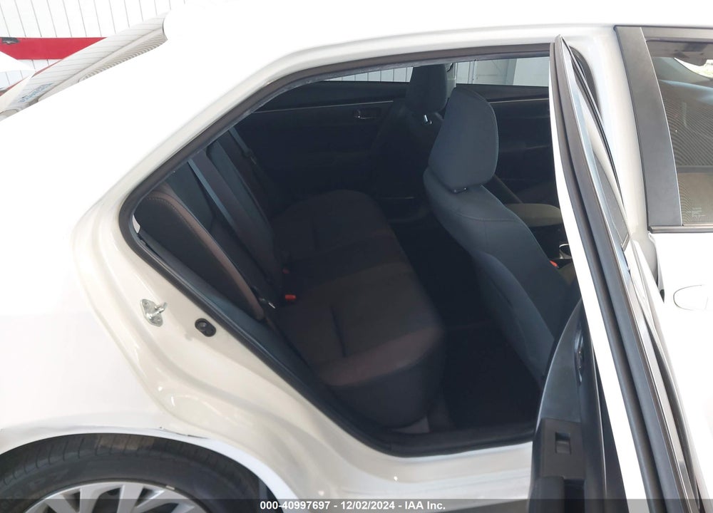 2018 TOYOTA COROLLA LE VIN: 5YFBURHE4JP802656