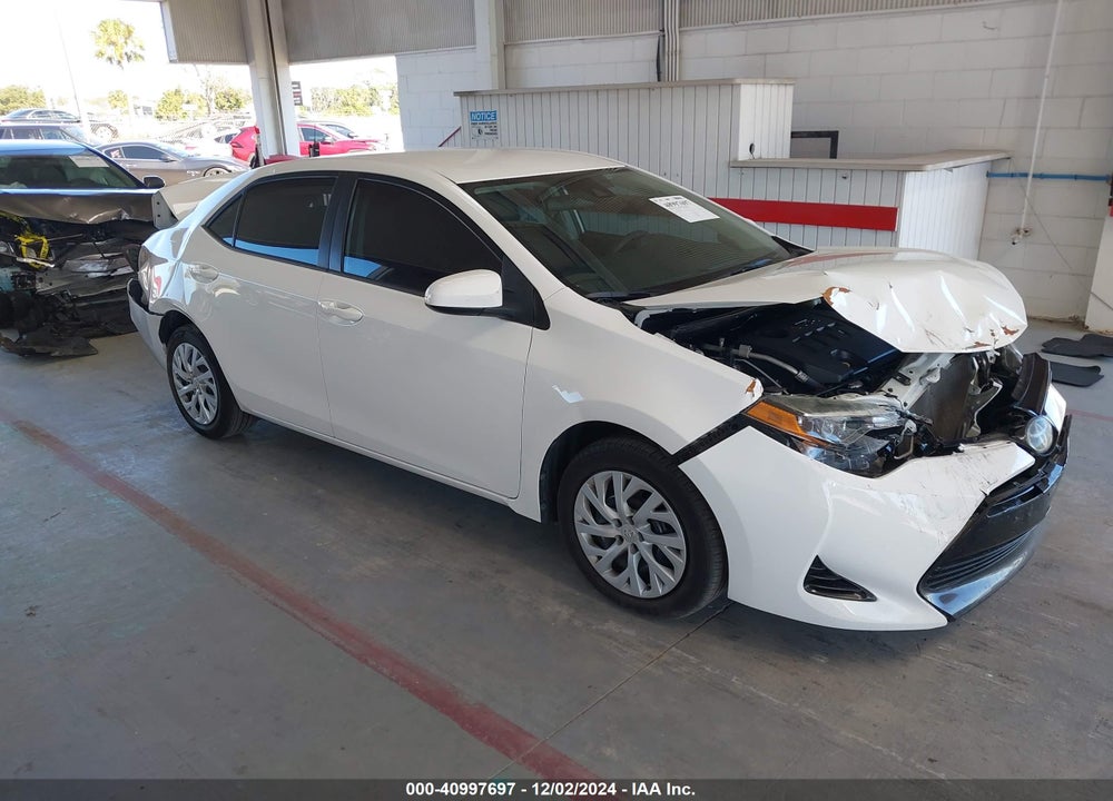 2018 TOYOTA COROLLA LE VIN: 5YFBURHE4JP802656