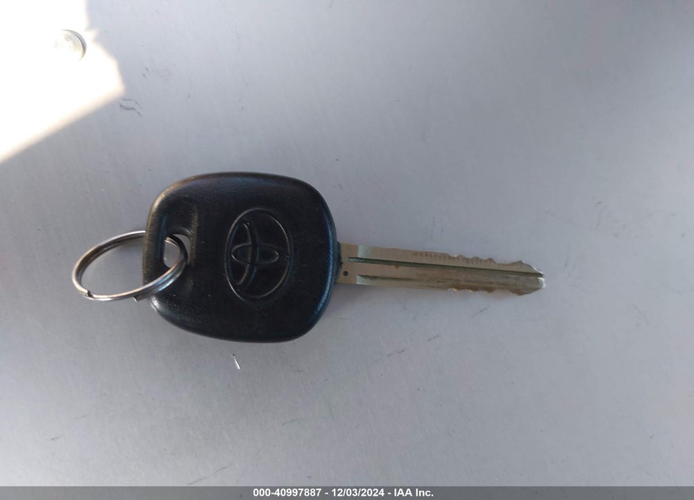 2004 TOYOTA SIENNA XLE VIN: 5TDZA22C34S147374