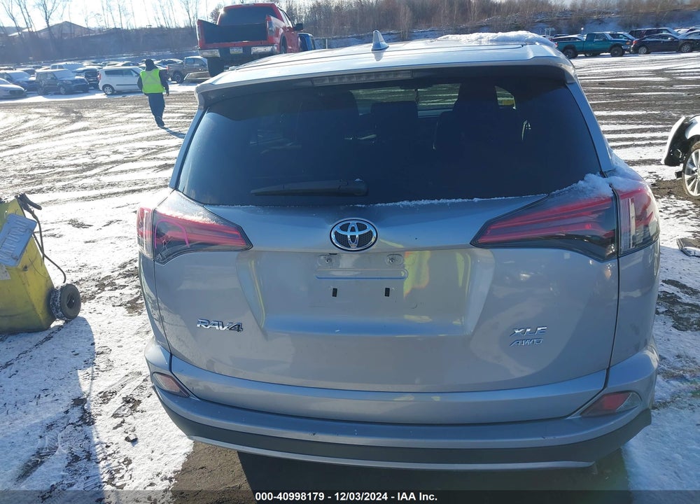2018 TOYOTA RAV4 XLE VIN: 2T3RFREV3JW732215