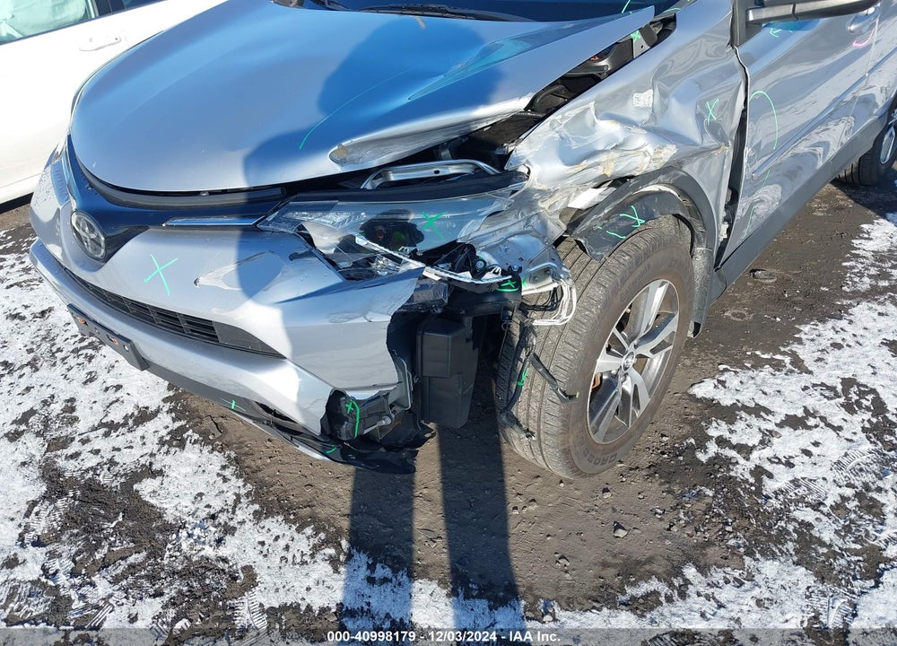 2018 TOYOTA RAV4 XLE VIN: 2T3RFREV3JW732215