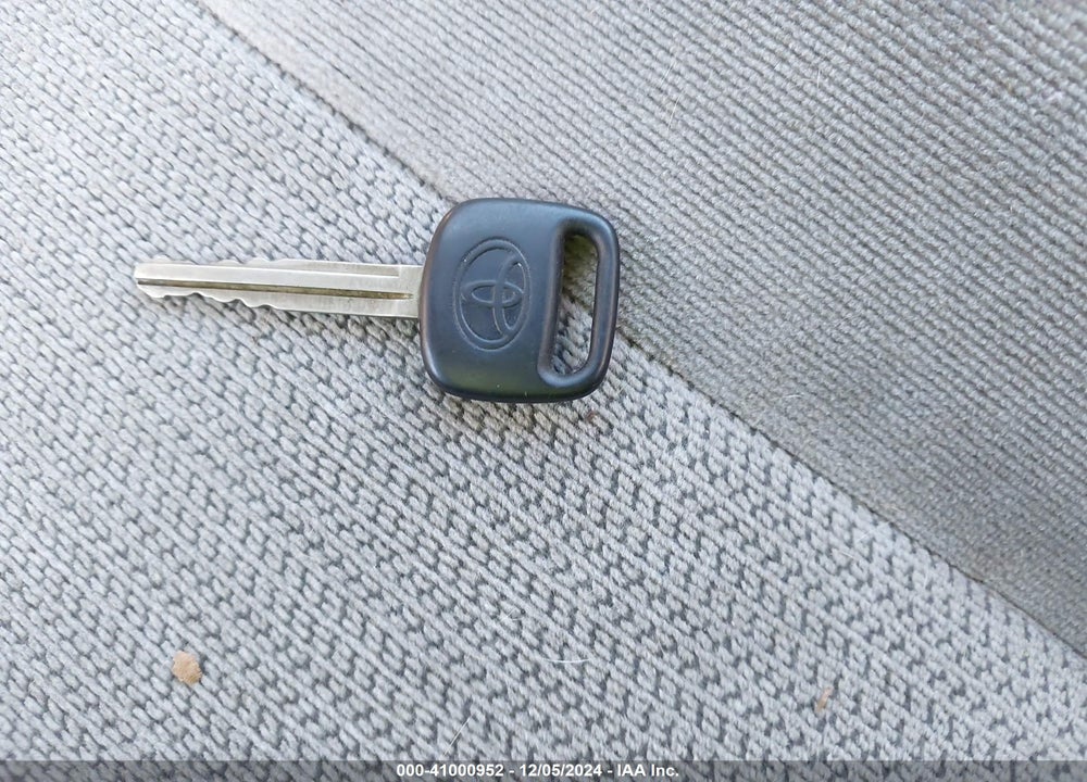 2001 TOYOTA COROLLA CE VIN: 2T1BR12E11C389381