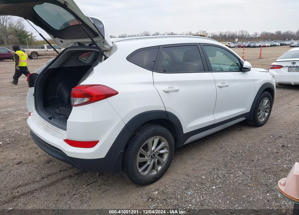2017 HYUNDAI TUCSON SE VIN: KM8J33A46HU567196