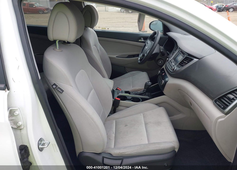 2017 HYUNDAI TUCSON SE VIN: KM8J33A46HU567196