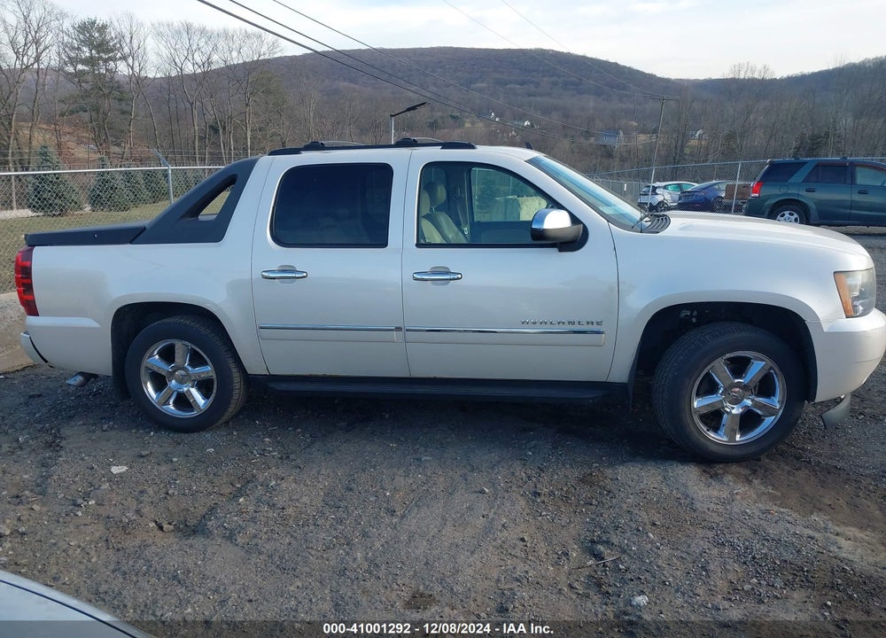 2011 CHEVROLET AVALANCHE 1500 LTZ VIN: 3GNTKGE39BG124857