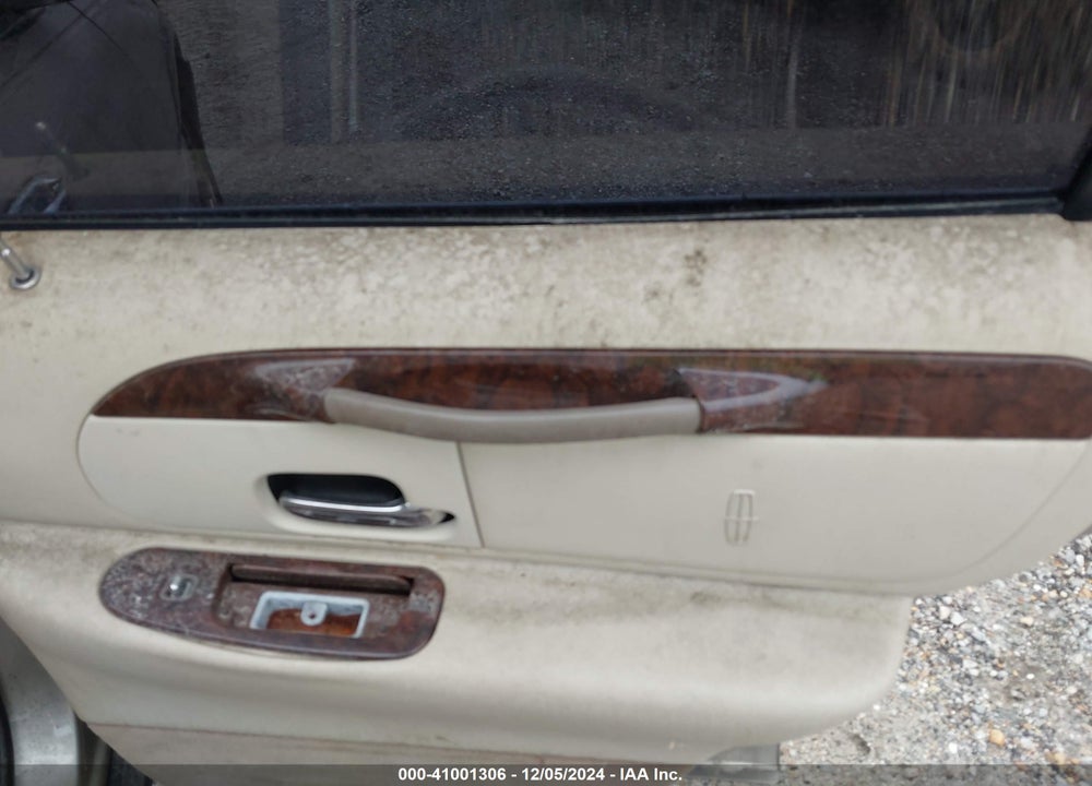 2000 LINCOLN TOWN CAR SIGNATURE VIN: 1LNHM82W2YY831547
