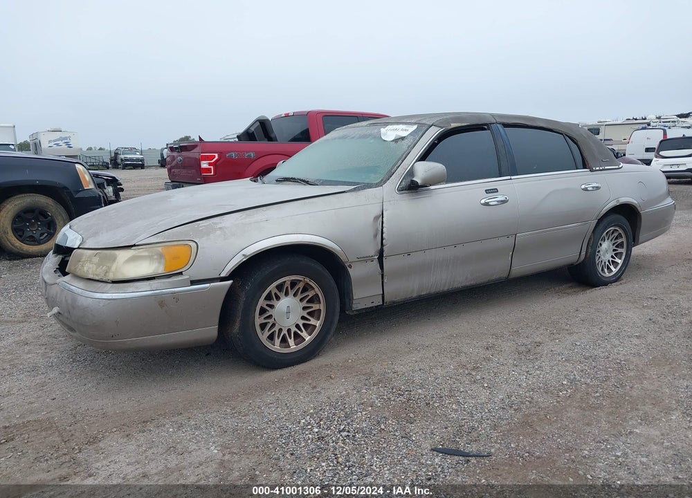 2000 LINCOLN TOWN CAR SIGNATURE VIN: 1LNHM82W2YY831547