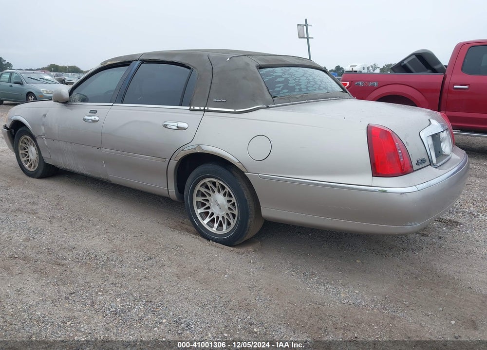 2000 LINCOLN TOWN CAR SIGNATURE VIN: 1LNHM82W2YY831547