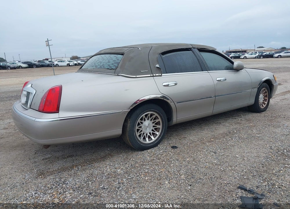2000 LINCOLN TOWN CAR SIGNATURE VIN: 1LNHM82W2YY831547