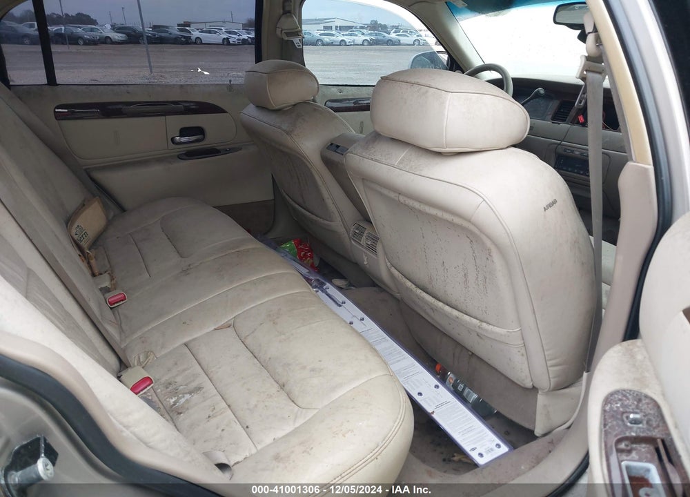 2000 LINCOLN TOWN CAR SIGNATURE VIN: 1LNHM82W2YY831547