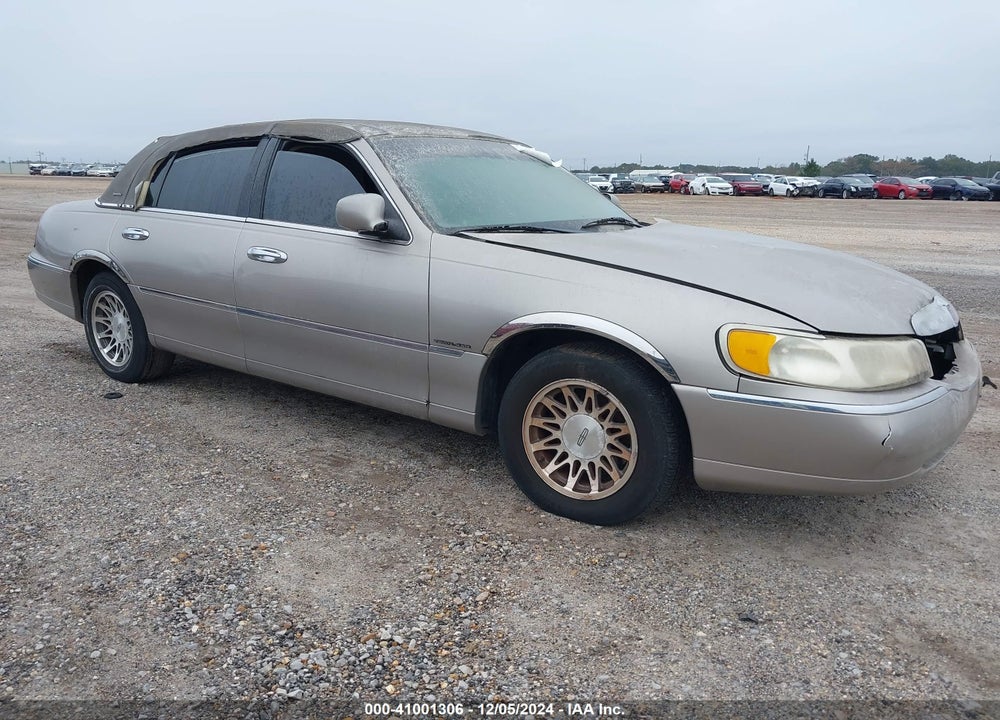 2000 LINCOLN TOWN CAR SIGNATURE VIN: 1LNHM82W2YY831547