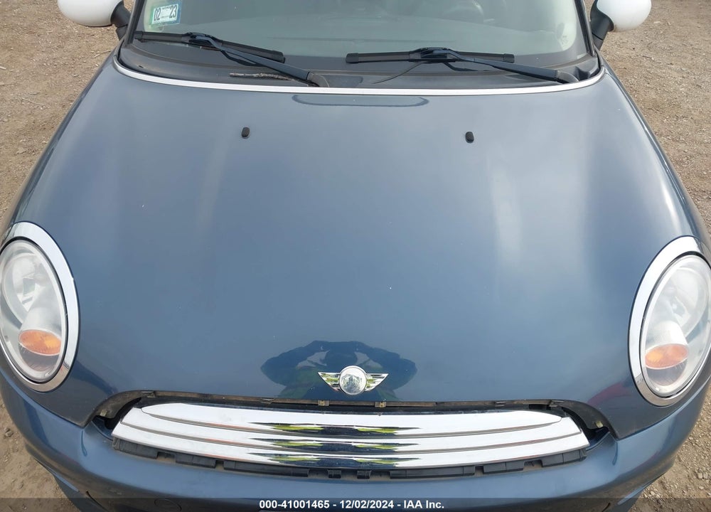 2011 MINI COOPER VIN: WMWSU3C55BT095322