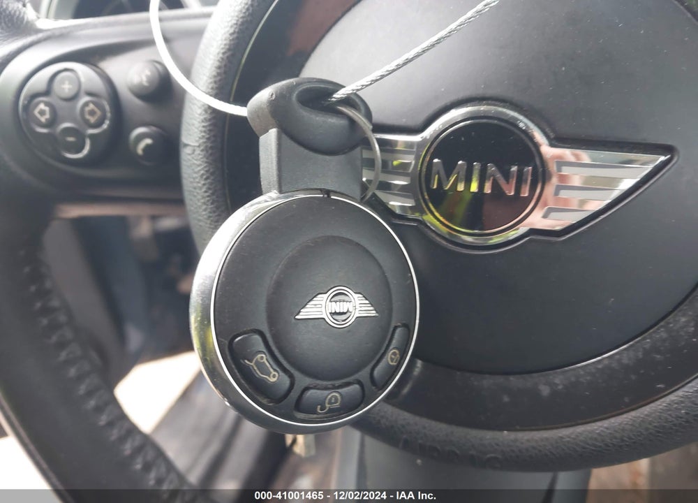 2011 MINI COOPER VIN: WMWSU3C55BT095322