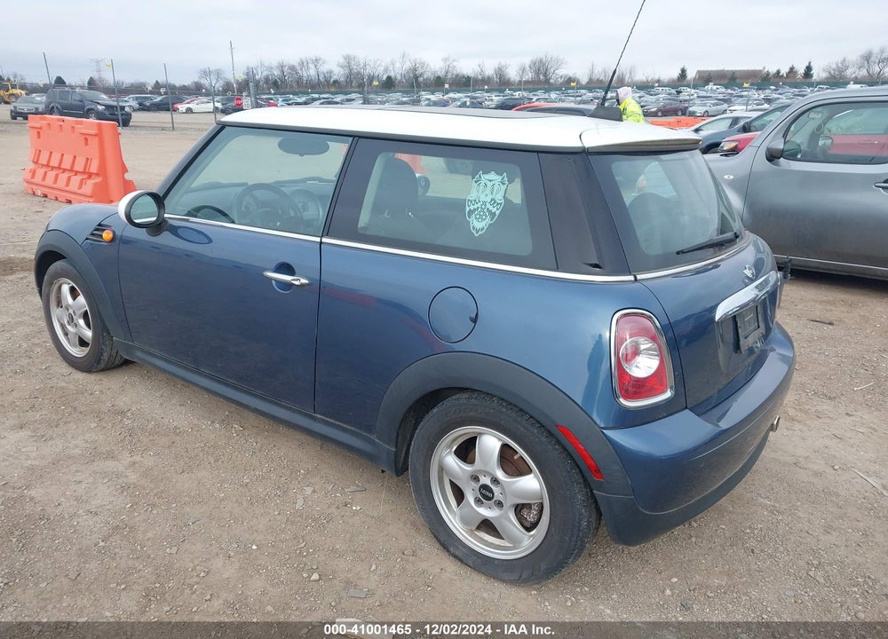 2011 MINI COOPER VIN: WMWSU3C55BT095322
