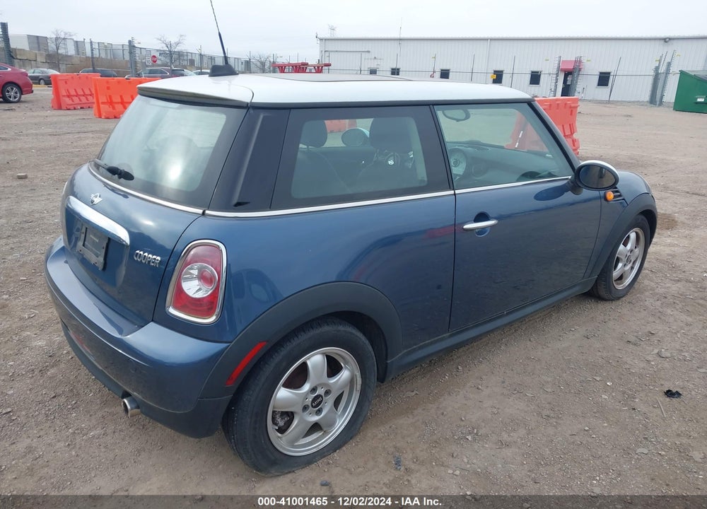 2011 MINI COOPER VIN: WMWSU3C55BT095322