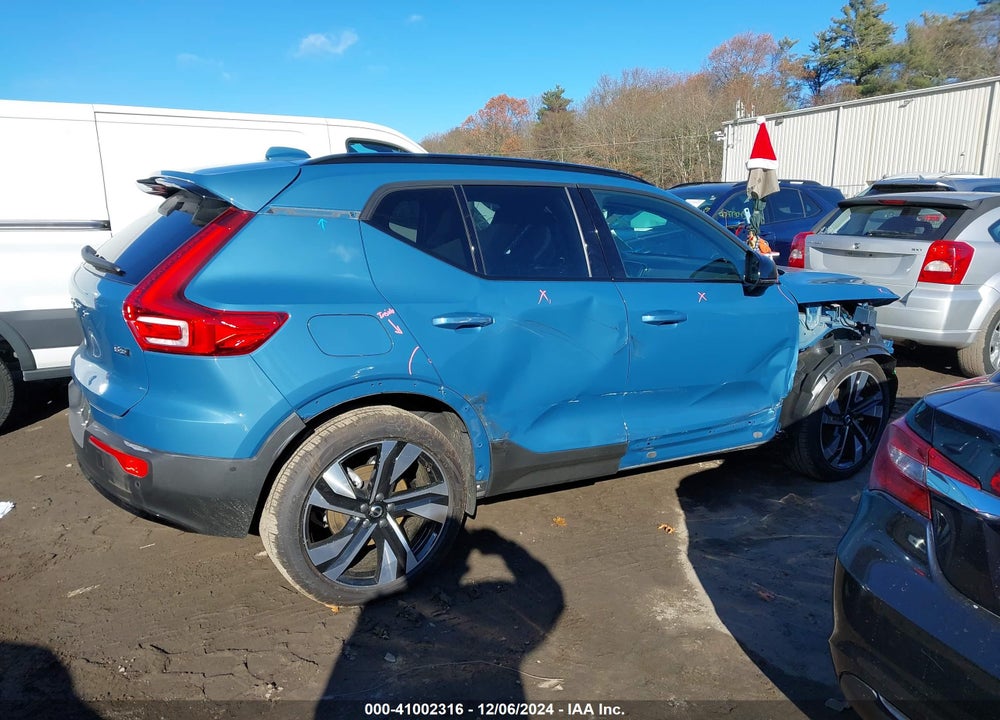 2024 VOLVO XC40 B5 PLUS DARK THEME VIN: YV4L12UL7R2310610