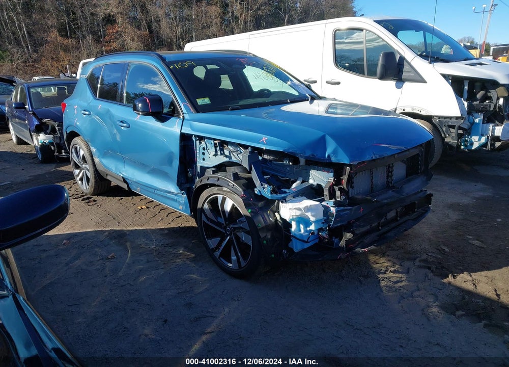 2024 VOLVO XC40 B5 PLUS DARK THEME VIN: YV4L12UL7R2310610