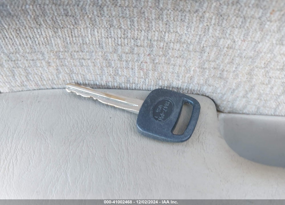 2003 TOYOTA COROLLA LE VIN: JTDBR32EX30047419