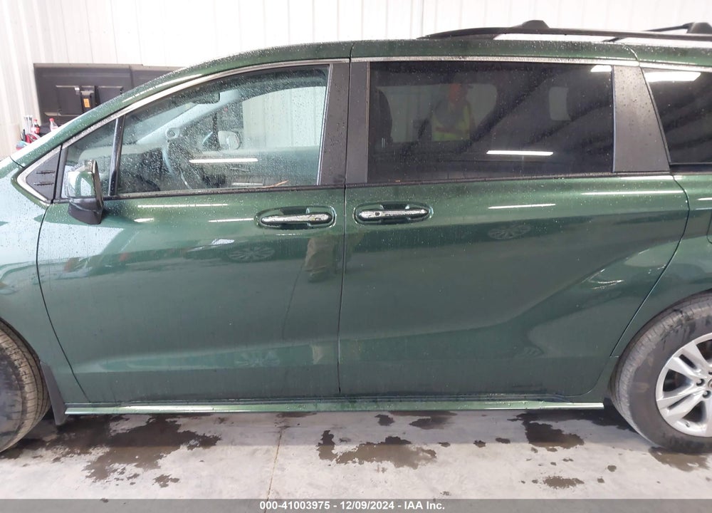 2024 TOYOTA SIENNA XLE VIN: 5TDJSKFC6RS112369