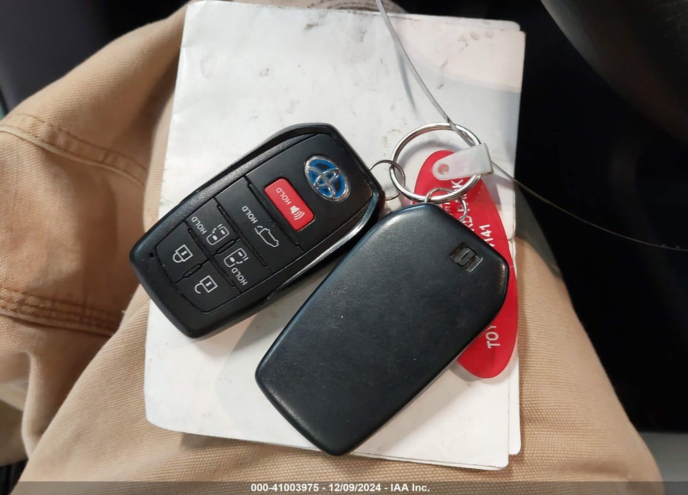 2024 TOYOTA SIENNA XLE VIN: 5TDJSKFC6RS112369