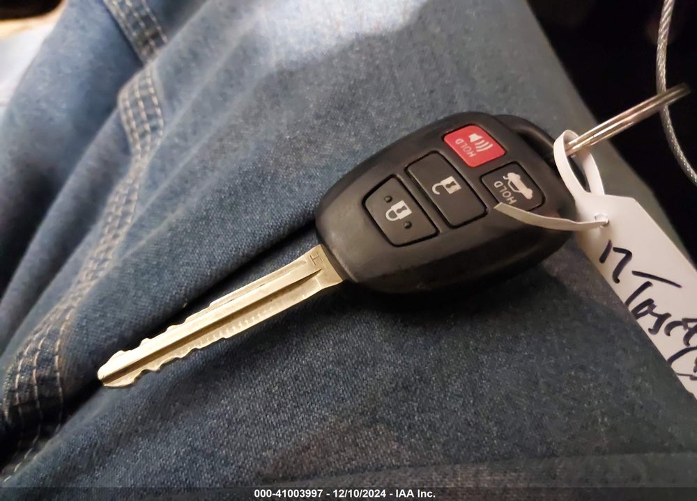 2017 TOYOTA COROLLA SE VIN: 5YFBURHE7HP583511