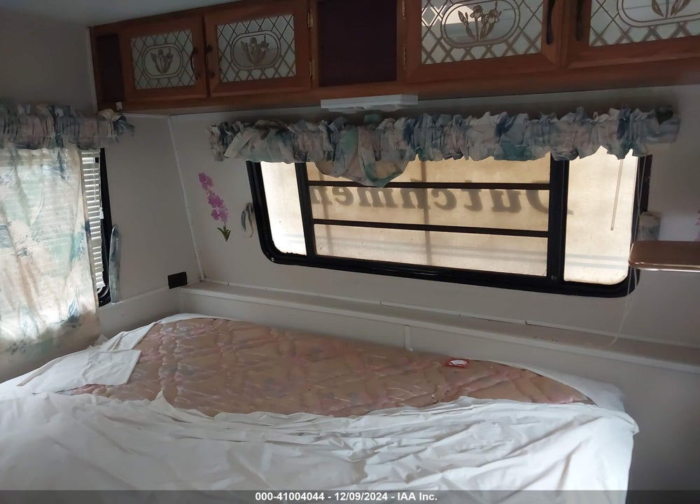 1996 DUTCHMAN TRAVEL TRAILER, 26 FT LONG, NO SLD, UNSURE OF MODE VIN: 47CT20M20T1070114