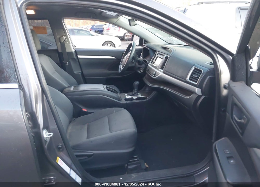 2019 TOYOTA HIGHLANDER LE VIN: 5TDBZRFH3KS733496