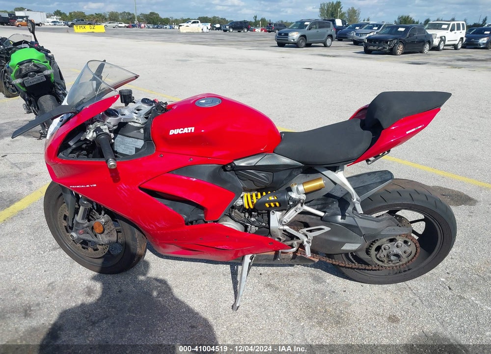 2022 DUCATI PANIGALE V2 VIN: ZDMHAATW3NB006381