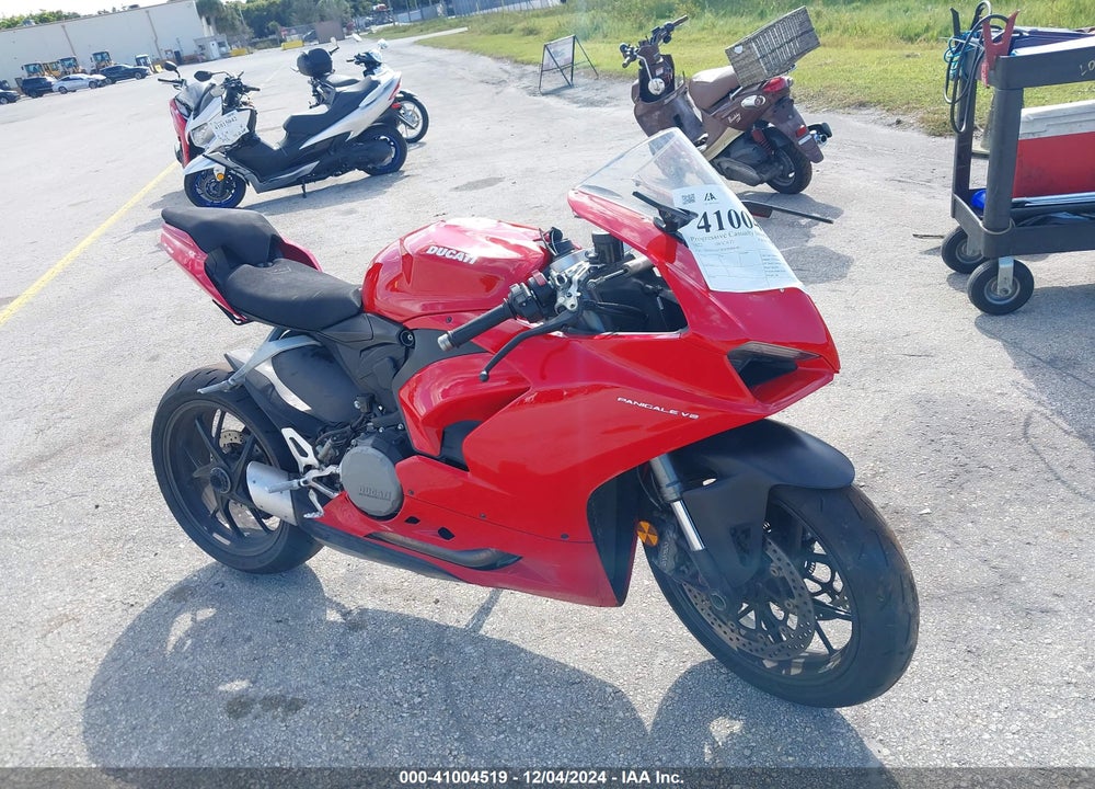 2022 DUCATI PANIGALE V2 VIN: ZDMHAATW3NB006381