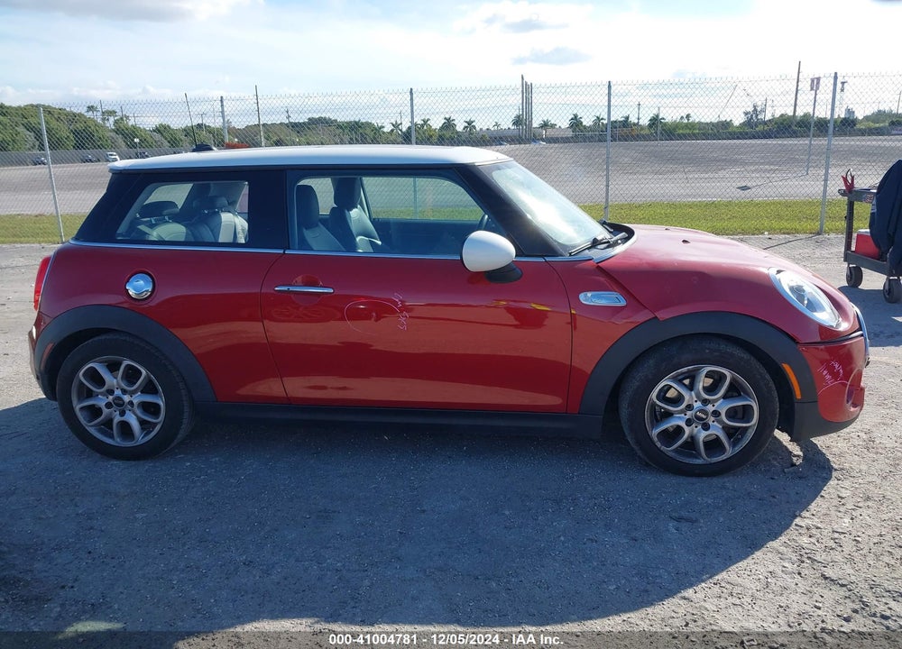 2015 MINI HARDTOP COOPER S VIN: WMWXP7C58F2A41239