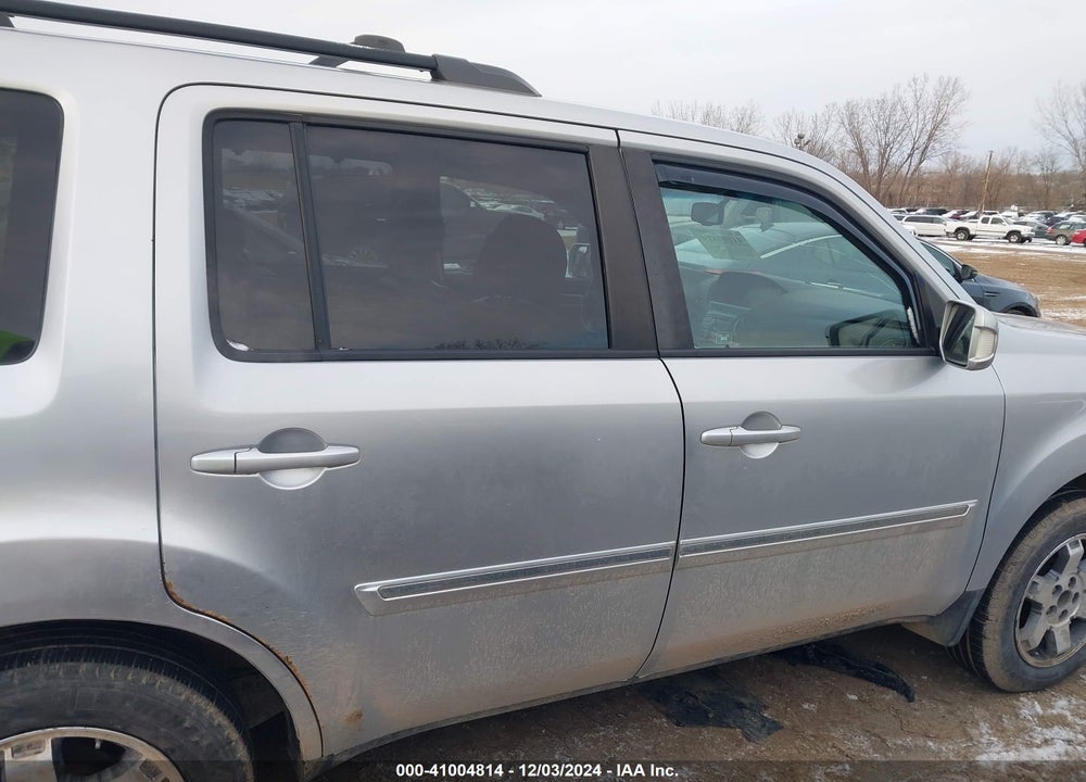 2011 HONDA PILOT TOURING VIN: 5FNYF4H91BB086550