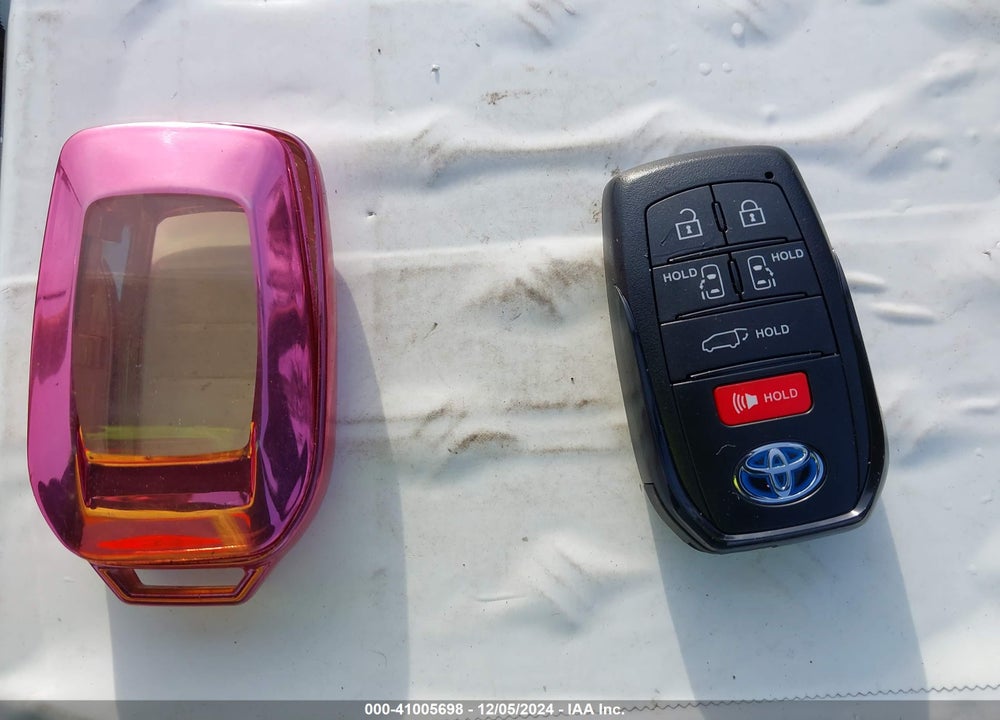 2025 TOYOTA SIENNA XLE VIN: 5TDJSKFC3SS156108