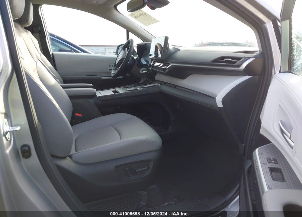 2025 TOYOTA SIENNA XLE VIN: 5TDJSKFC3SS156108