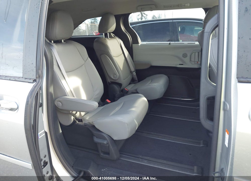 2025 TOYOTA SIENNA XLE VIN: 5TDJSKFC3SS156108