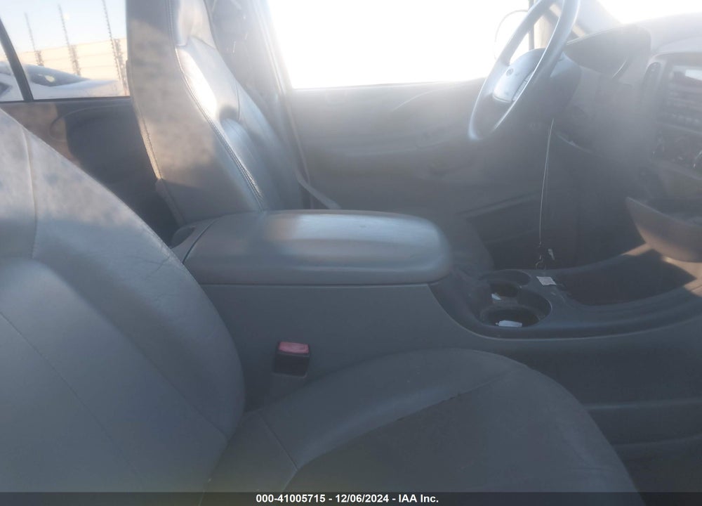 2002 FORD EXPEDITION XLT VIN: 1FMRU15W02LA66284