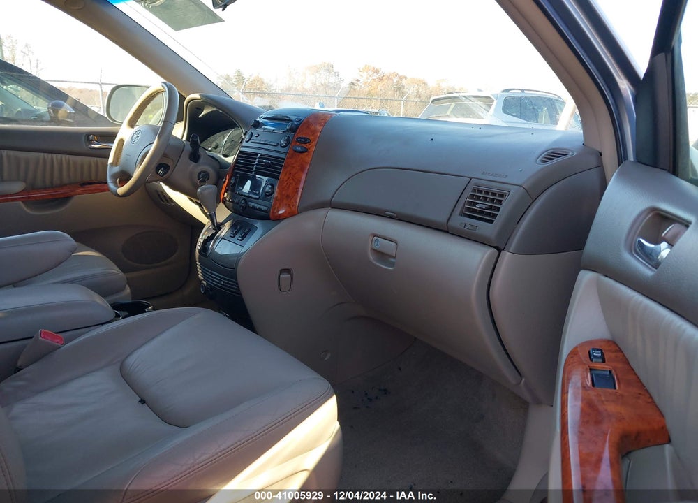 2010 TOYOTA SIENNA XLE VIN: 5TDYK4CC6AS320562